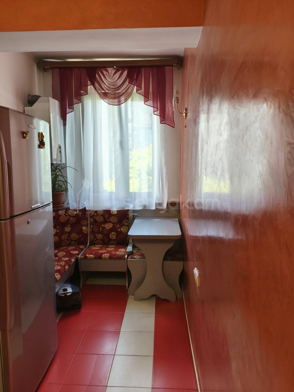 3 Սենյականոց Բնակարան Քարե Շենքում, 80քմ, 3/5 հարկ, Նորմալ Վիճակում, Կահավորված