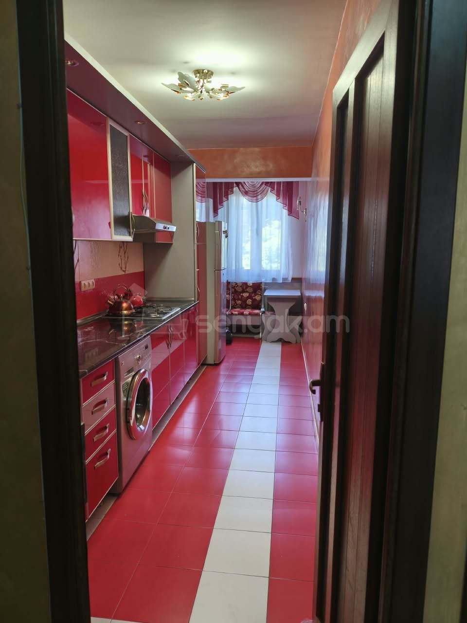 3 Սենյականոց Բնակարան Քարե Շենքում, 80քմ, 3/5 հարկ, Նորմալ Վիճակում, Կահավորված