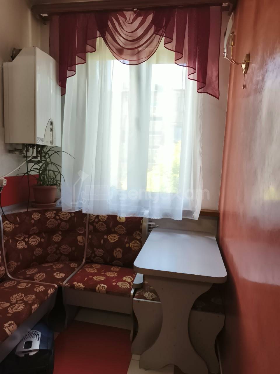 3 Սենյականոց Բնակարան Քարե Շենքում, 80քմ, 3/5 հարկ, Նորմալ Վիճակում, Կահավորված