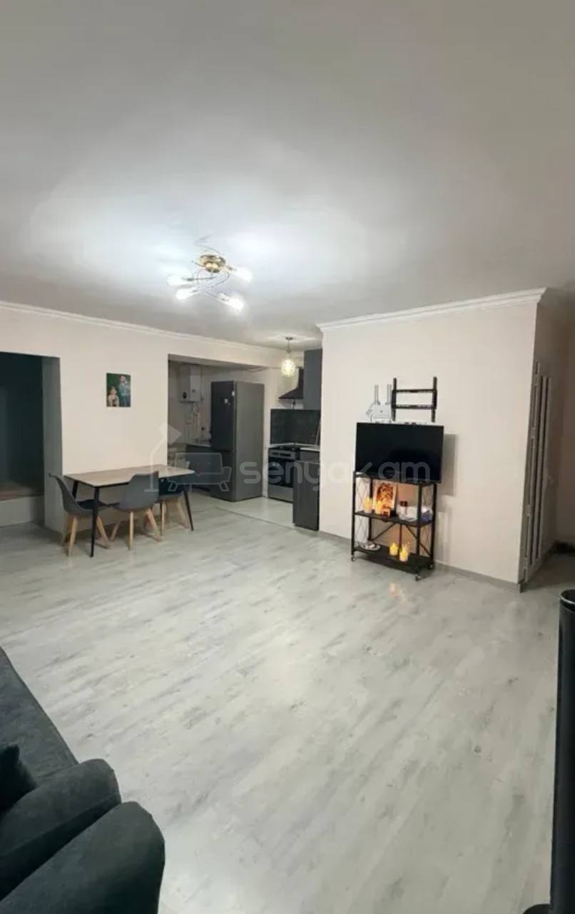 4 Սենյականոց Բնակարան Քարե Շենքում, 76քմ, 4/4 հարկ, Կապիտալ Վերանորոգված, Կահավորված