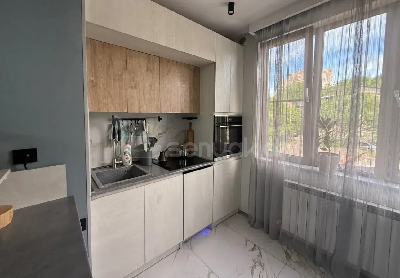 2 Սենյականոց Բնակարան Քարե Շենքում, 42քմ, 4/5 հարկ, Դիզայներական Վերանորոգված