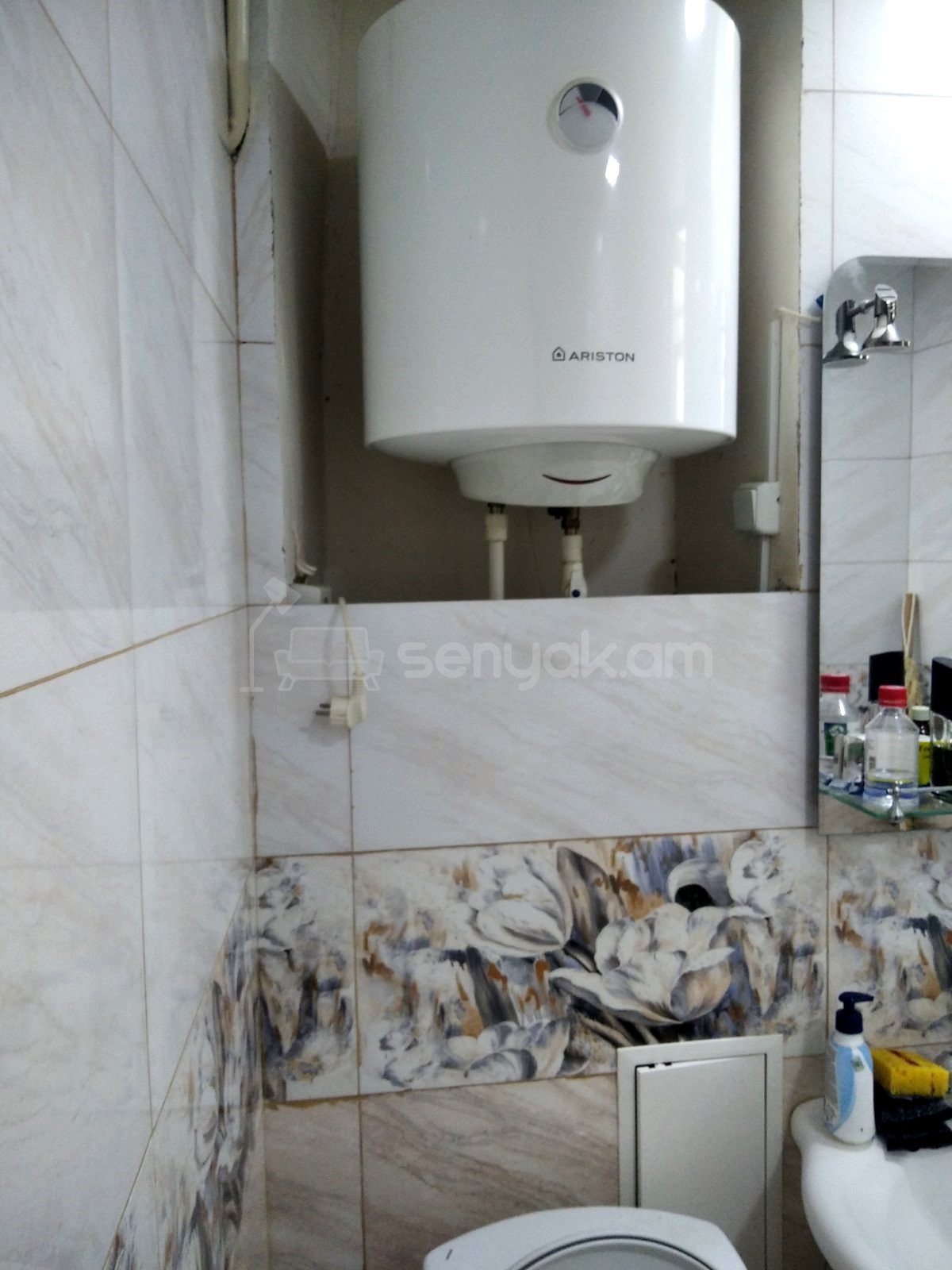 1 Սենյականոց Բնակարան Քարե Շենքում, 30քմ, 2/4 հարկ, Կապիտալ Վերանորոգված