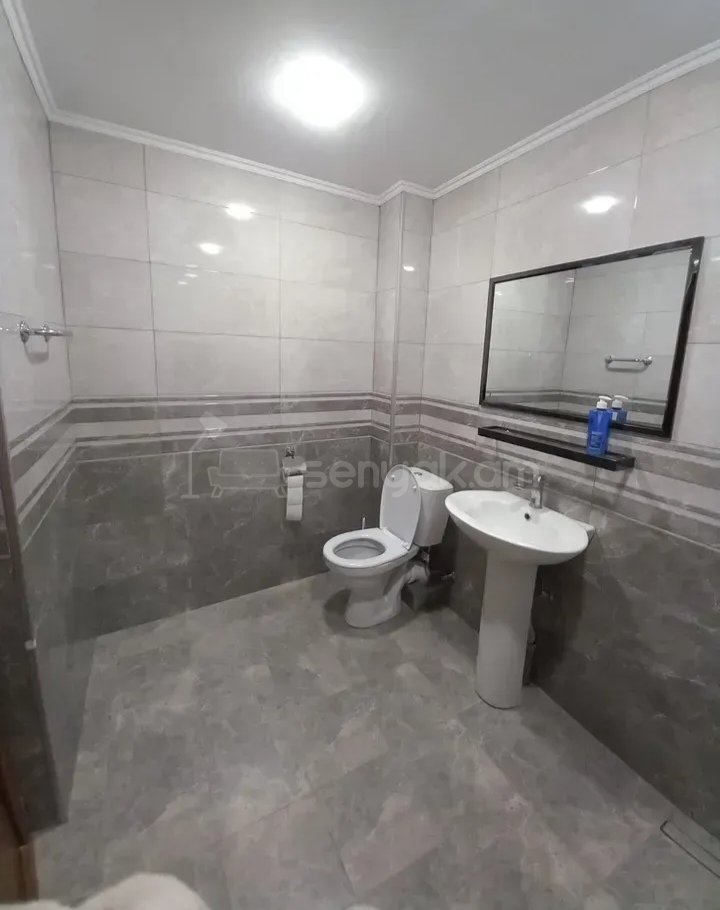4 Սենյականոց Բնակարան Քարե Շենքում, 110քմ, 1/5 հարկ, Կապիտալ Վերանորոգված, Կահավորված