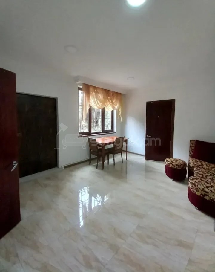 4 Սենյականոց Բնակարան Քարե Շենքում, 110քմ, 1/5 հարկ, Կապիտալ Վերանորոգված, Կահավորված