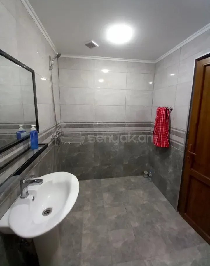 4 Սենյականոց Բնակարան Քարե Շենքում, 110քմ, 1/5 հարկ, Կապիտալ Վերանորոգված, Կահավորված