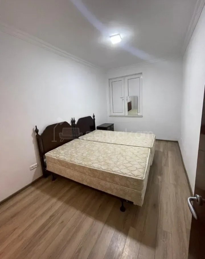 4 Սենյականոց Բնակարան Քարե Շենքում, 110քմ, 1/5 հարկ, Կապիտալ Վերանորոգված, Կահավորված