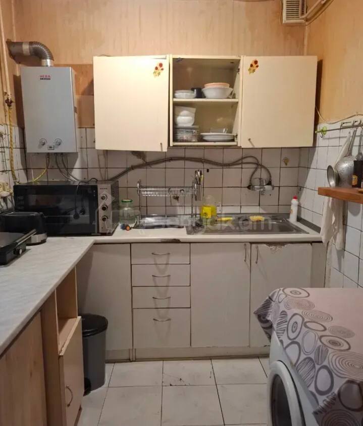 3 Սենյականոց Բնակարան Քարե Շենքում, 78քմ, 1/5 հարկ, Նորմալ Վիճակում, Կահավորված