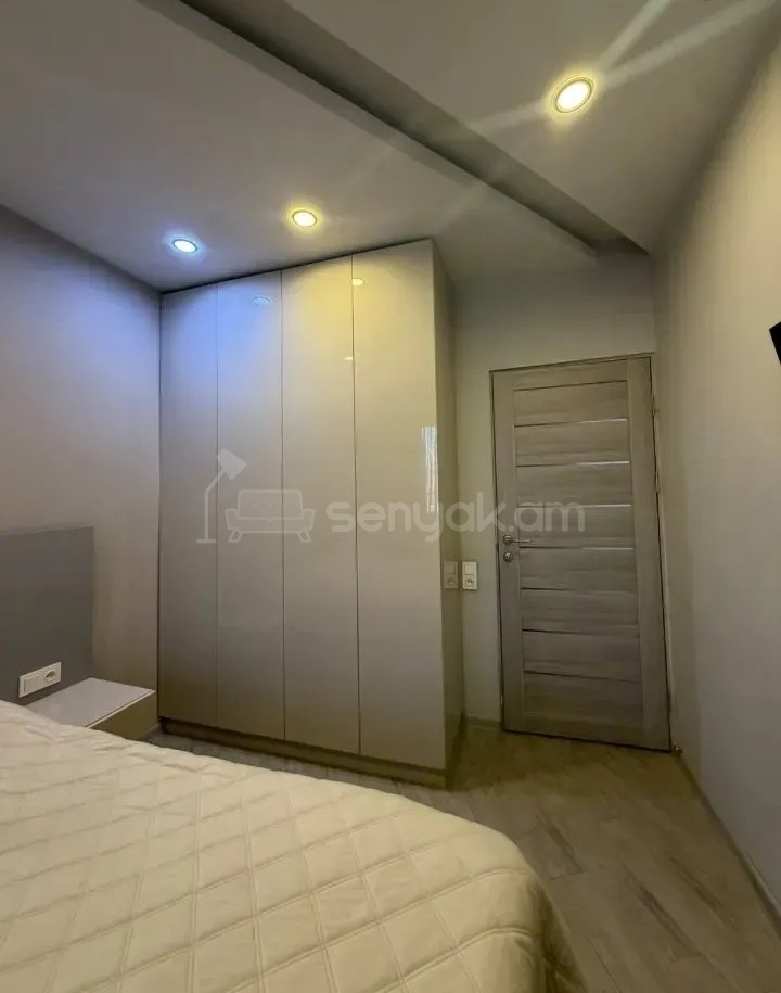 4 Սենյականոց Բնակարան Քարե Շենքում, 95քմ, 3/5 հարկ, Դիզայներական Վերանորոգված
