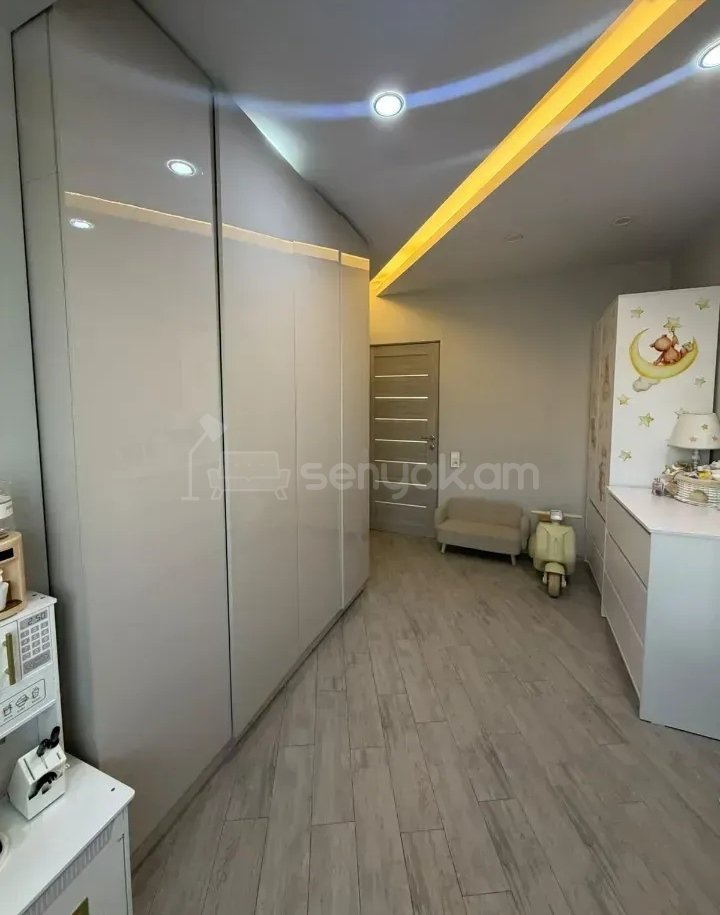 4 Սենյականոց Բնակարան Քարե Շենքում, 95քմ, 3/5 հարկ, Դիզայներական Վերանորոգված