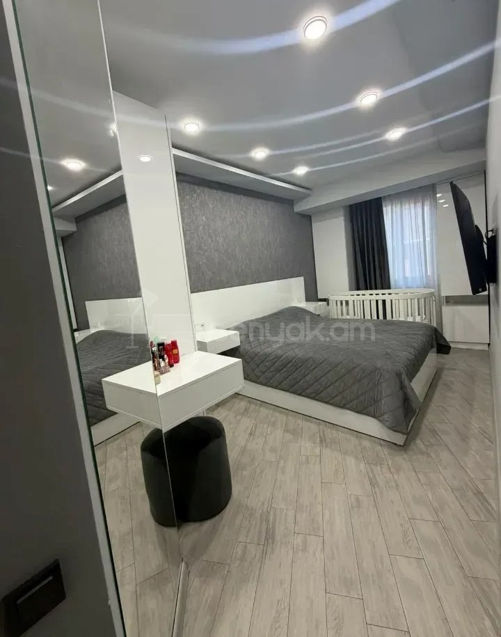 4 Սենյականոց Բնակարան Քարե Շենքում, 95քմ, 3/5 հարկ, Կապիտալ Վերանորոգված