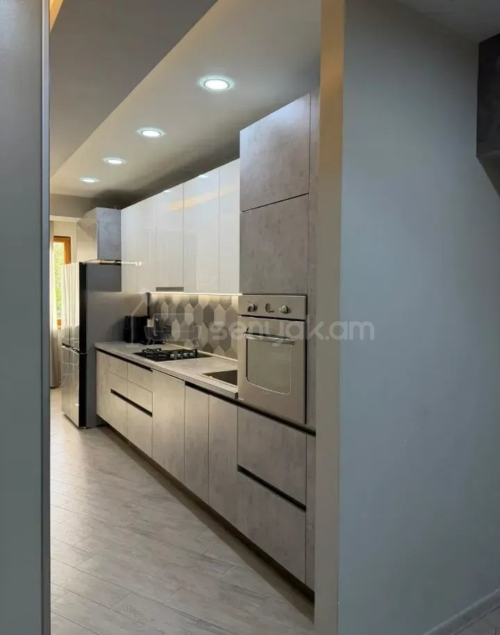 4 Սենյականոց Բնակարան Քարե Շենքում, 95քմ, 3/5 հարկ, Կապիտալ Վերանորոգված