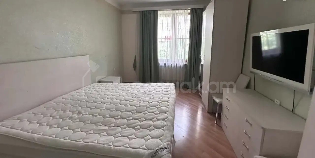 3 Սենյականոց Բնակարան Քարե Շենքում, 110քմ, 4/5 հարկ, Կապիտալ Վերանորոգված, Կահավորված