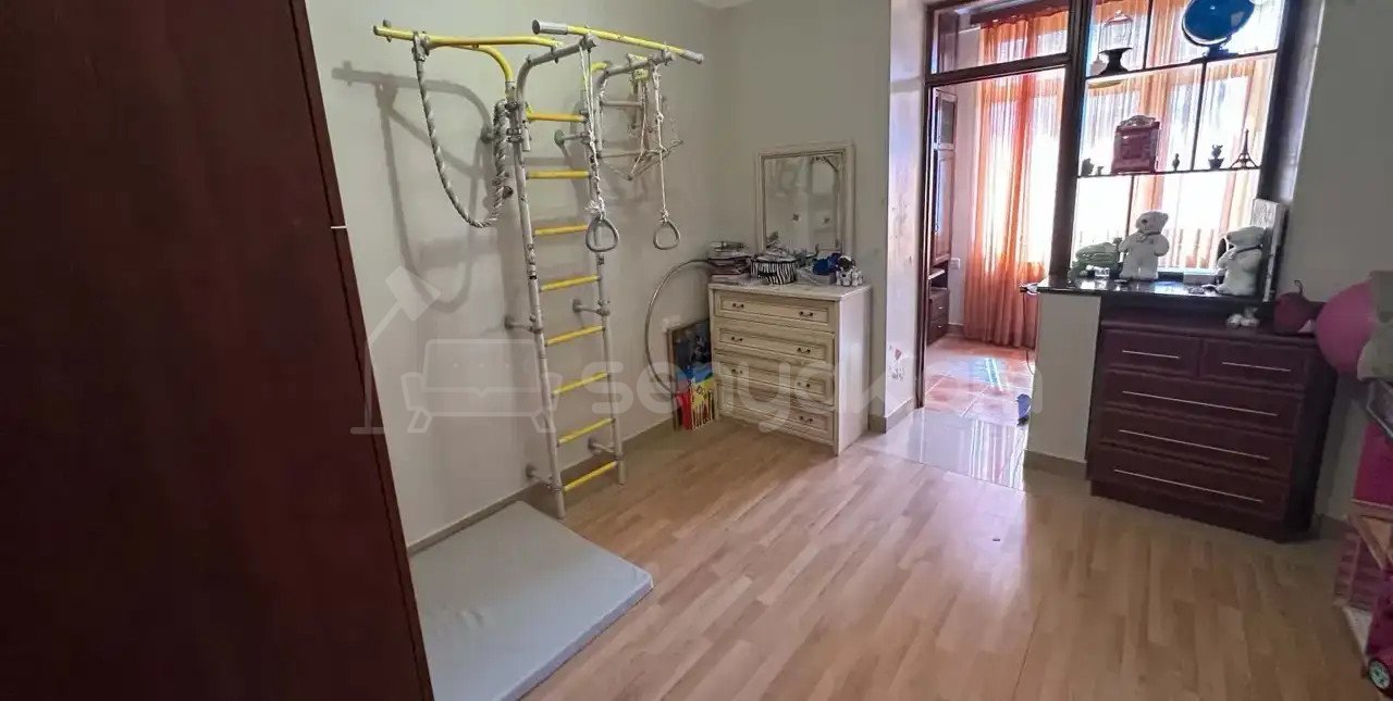 3 Սենյականոց Բնակարան Քարե Շենքում, 110քմ, 4/5 հարկ, Կապիտալ Վերանորոգված, Կահավորված