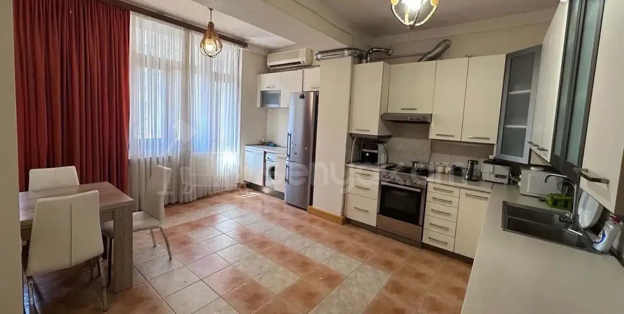 3 Սենյականոց Բնակարան Քարե Շենքում, 110քմ, 4/5 հարկ, Կապիտալ Վերանորոգված, Կահավորված