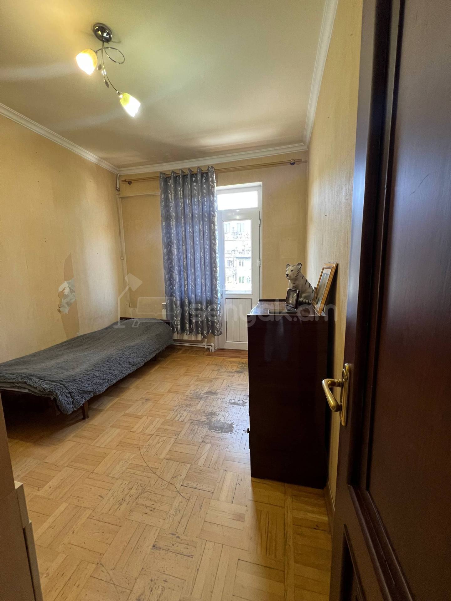 4 Սենյականոց Բնակարան Քարե Շենքում, 95քմ, 4/5 հարկ, Նորմալ Վիճակում