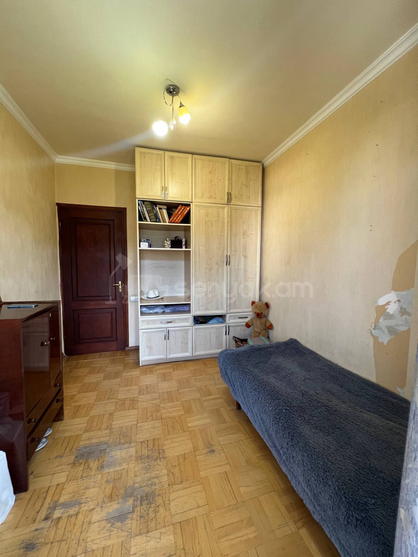 4 Սենյականոց Բնակարան Քարե Շենքում, 95քմ, 4/5 հարկ, Նորմալ Վիճակում