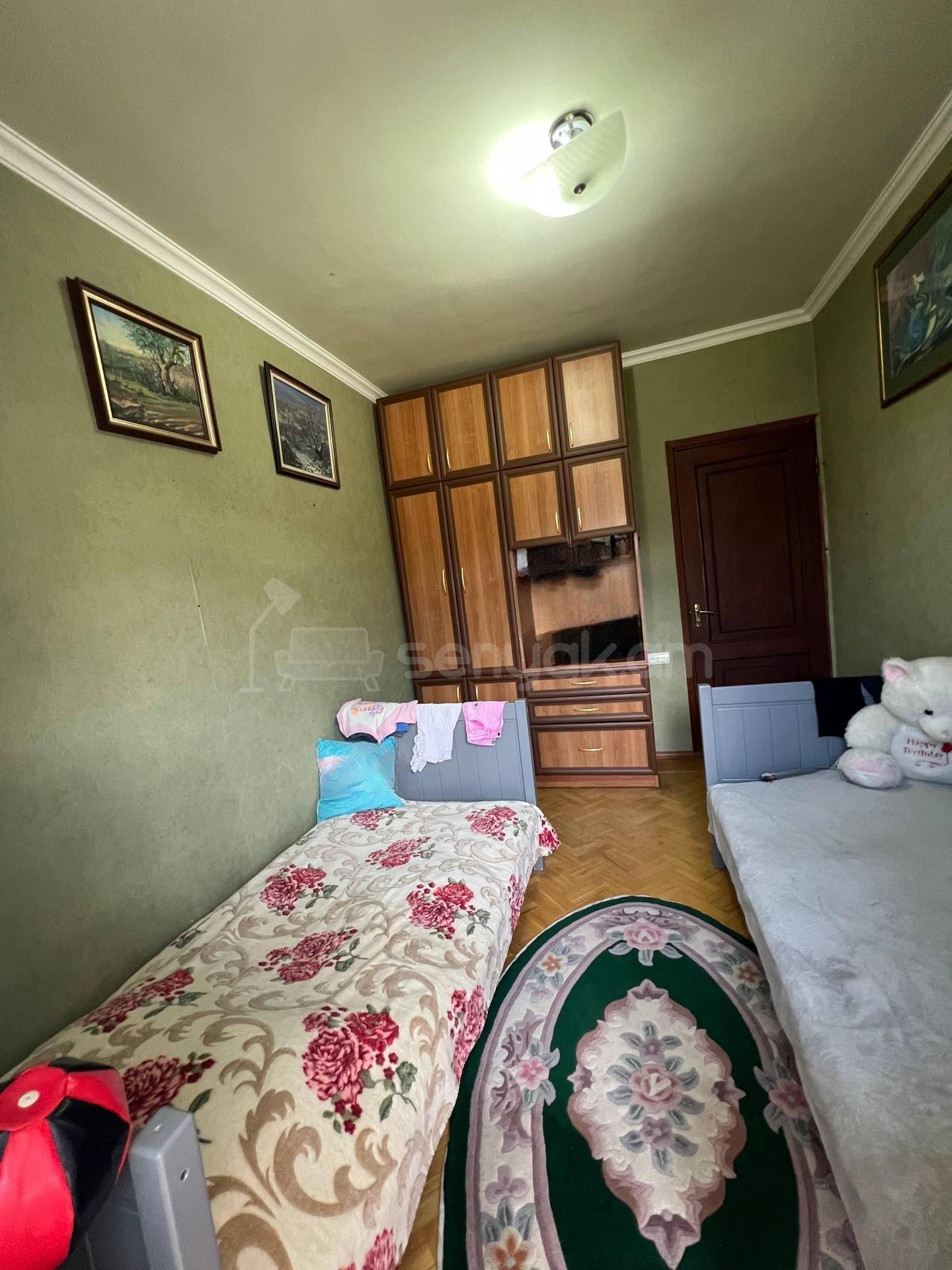 4 Սենյականոց Բնակարան Քարե Շենքում, 95քմ, 4/5 հարկ, Նորմալ Վիճակում