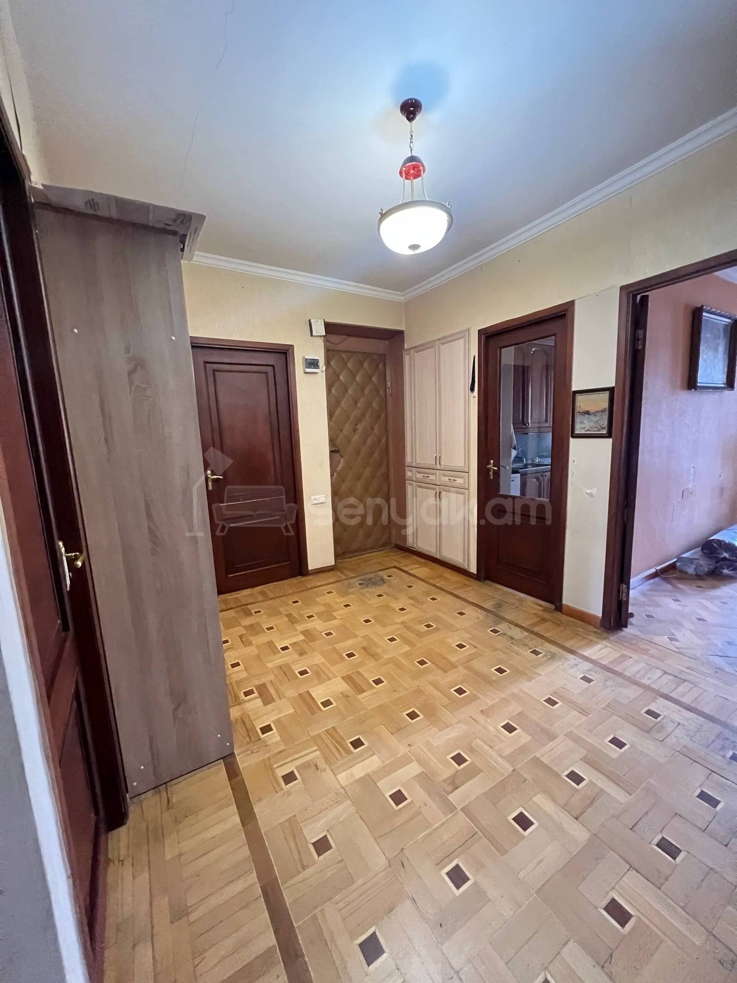 4 Սենյականոց Բնակարան Քարե Շենքում, 95քմ, 4/5 հարկ, Նորմալ Վիճակում