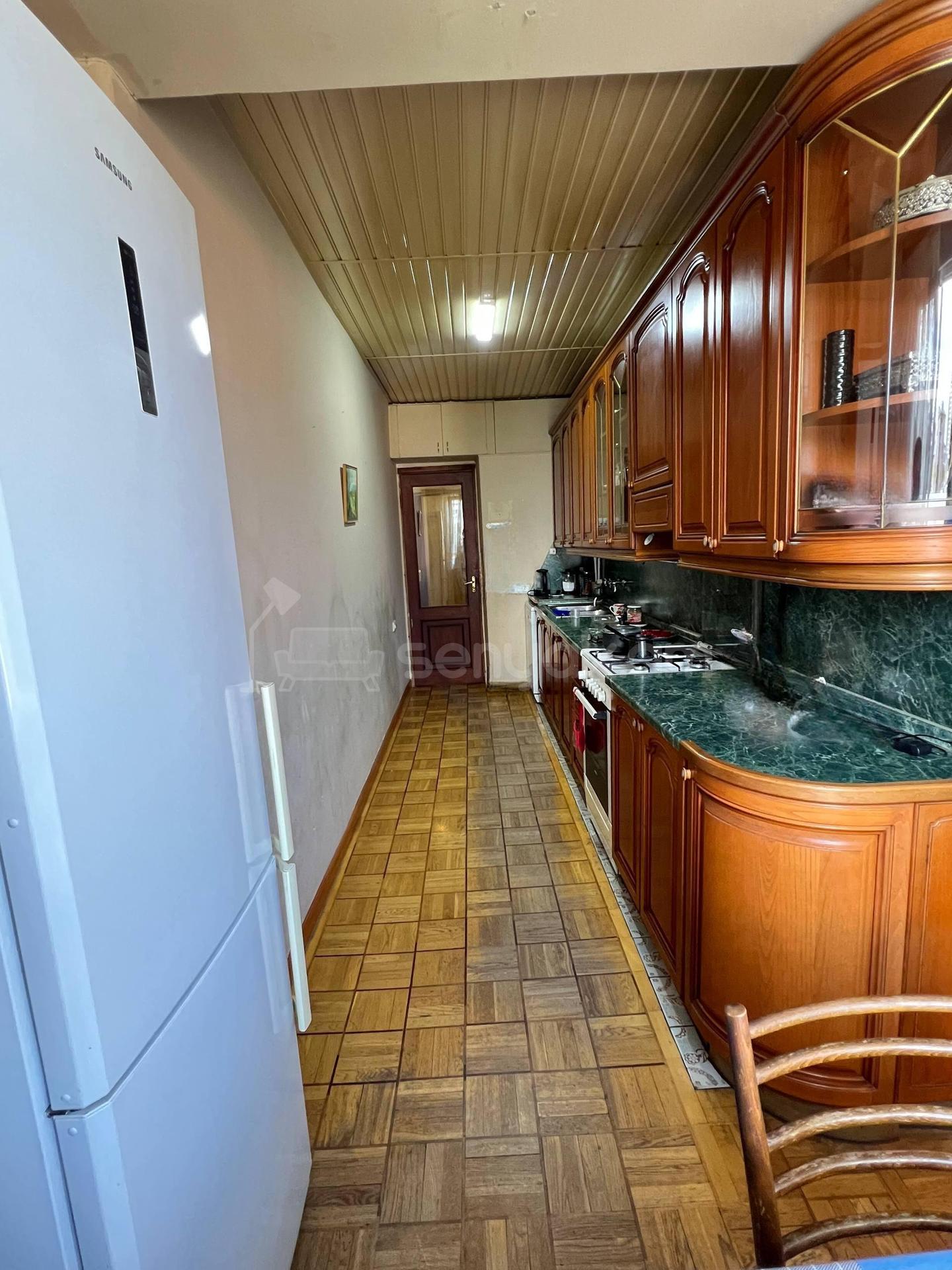 4 Սենյականոց Բնակարան Քարե Շենքում, 95քմ, 4/5 հարկ, Նորմալ Վիճակում