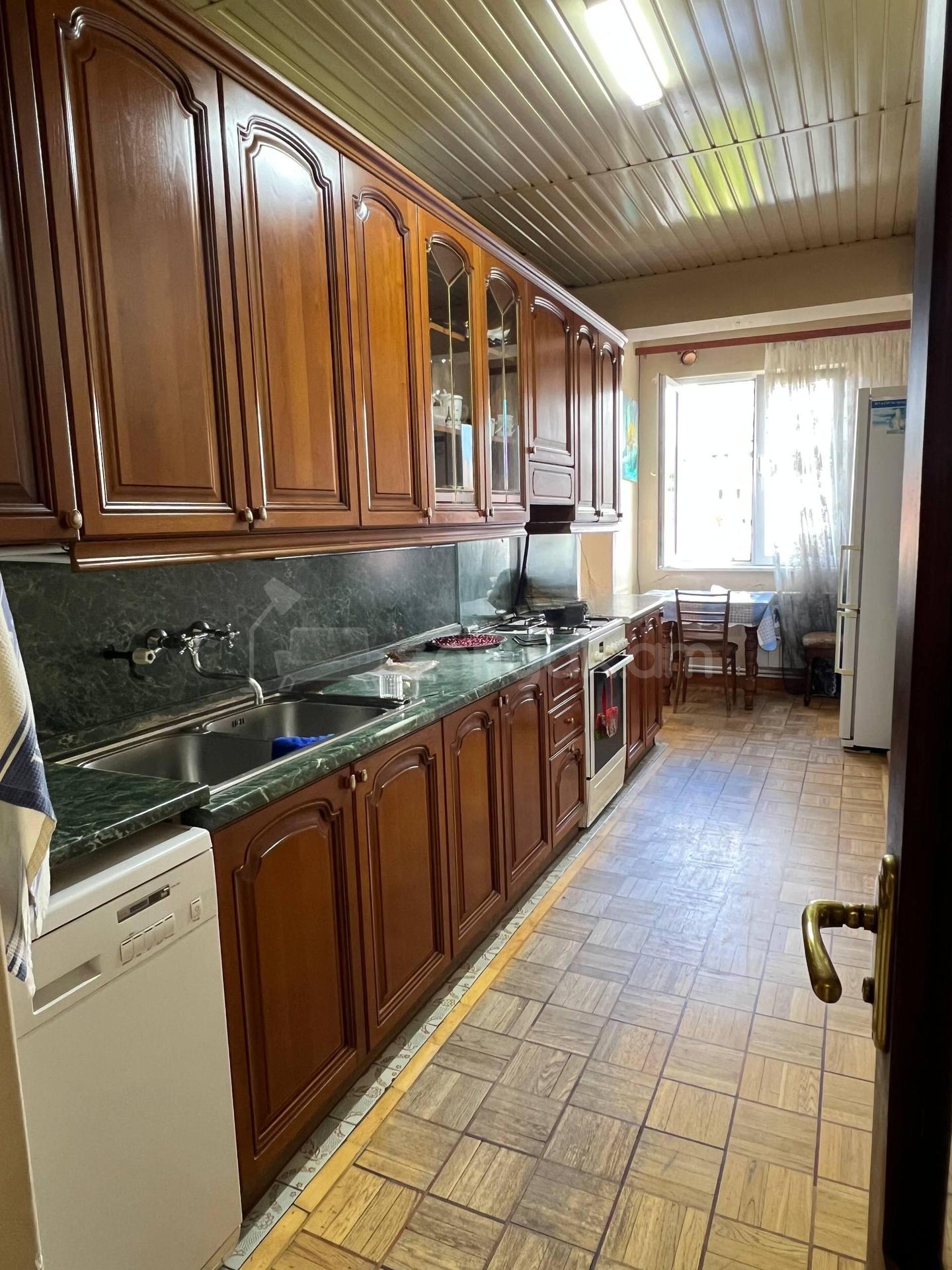4 Սենյականոց Բնակարան Քարե Շենքում, 95քմ, 4/5 հարկ, Նորմալ Վիճակում