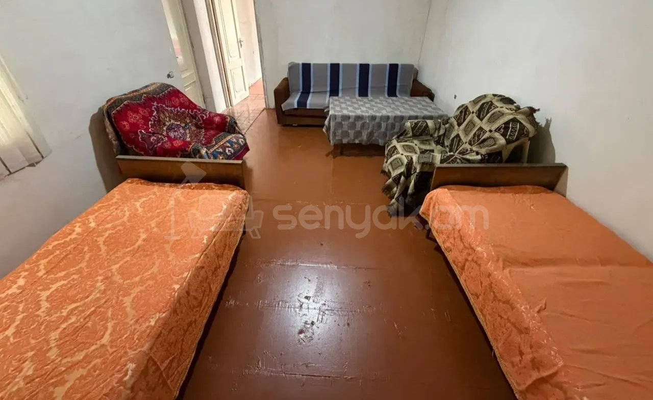 1 Սենյականոց Բնակարան Քարե Շենքում, 45քմ, 1/1 հարկ, Նորմալ Վիճակում, Կահավորված