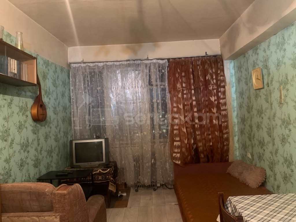 1 Սենյականոց Բնակարան Քարե Շենքում, 18քմ, 6/8 հարկ, Պետական Վիճակում, Մասամբ Կահավորված