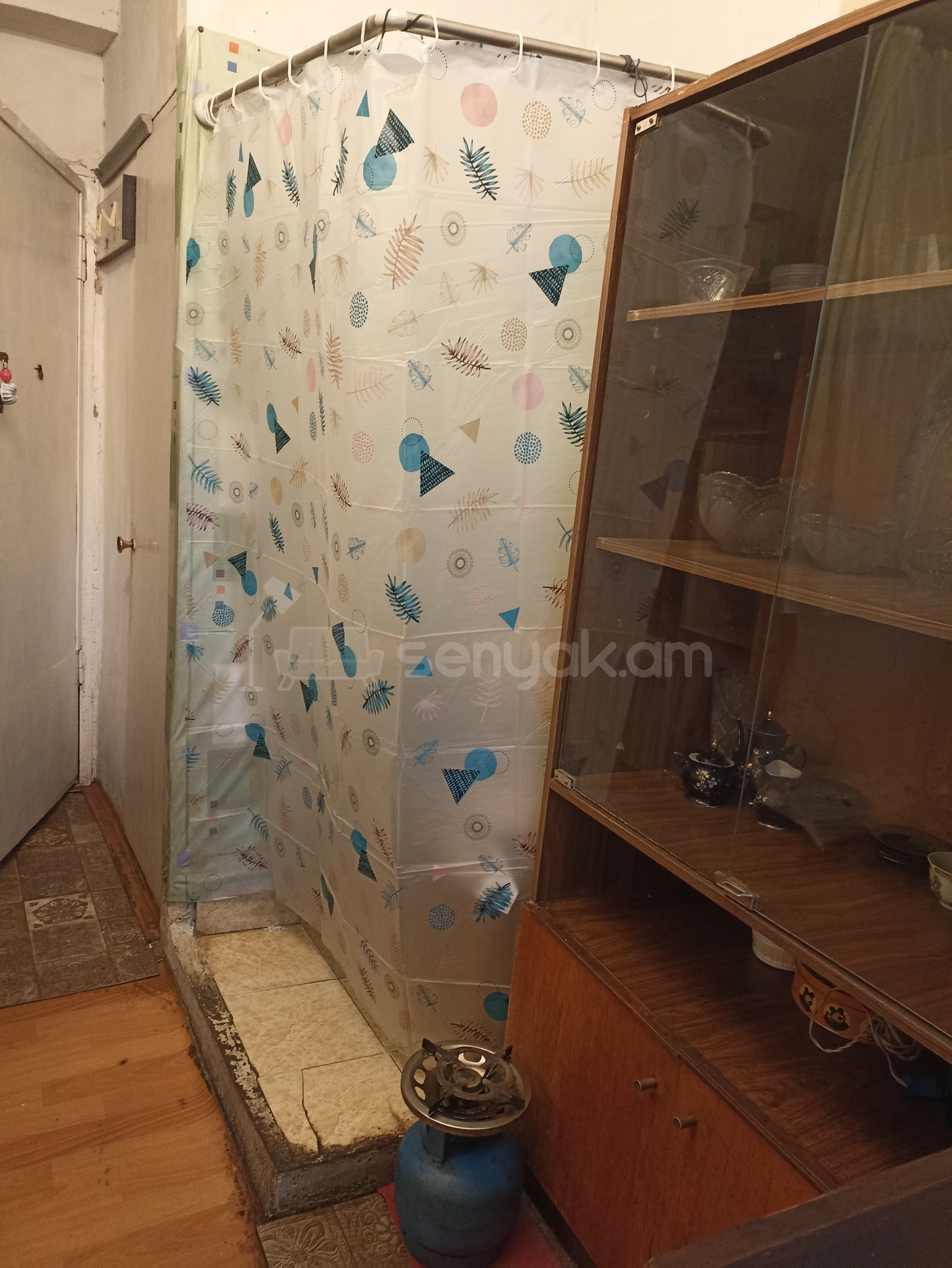 1 Սենյականոց Բնակարան Քարե Շենքում, 18քմ, 6/8 հարկ, Պետական Վիճակում, Մասամբ Կահավորված