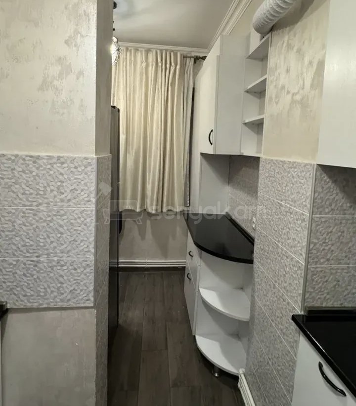 3 Սենյականոց Բնակարան Քարե Շենքում, 77քմ, 5/9 հարկ, Նորմալ Վիճակում, Կահավորված, Արևկող
