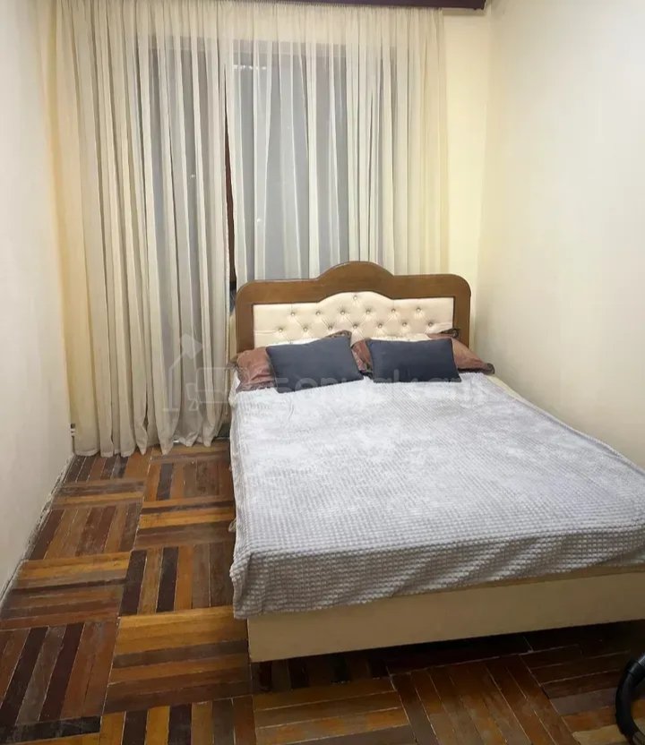3 Սենյականոց Բնակարան Քարե Շենքում, 77քմ, 5/9 հարկ, Նորմալ Վիճակում, Կահավորված, Արևկող