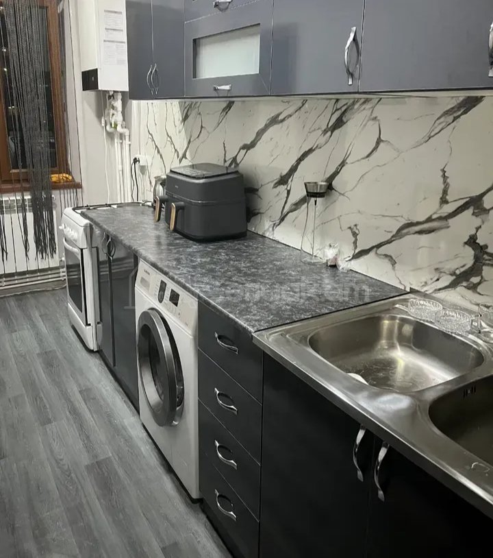 3 Սենյականոց Բնակարան Քարե Շենքում, 77քմ, 5/9 հարկ, Նորմալ Վիճակում, Կահավորված, Արևկող