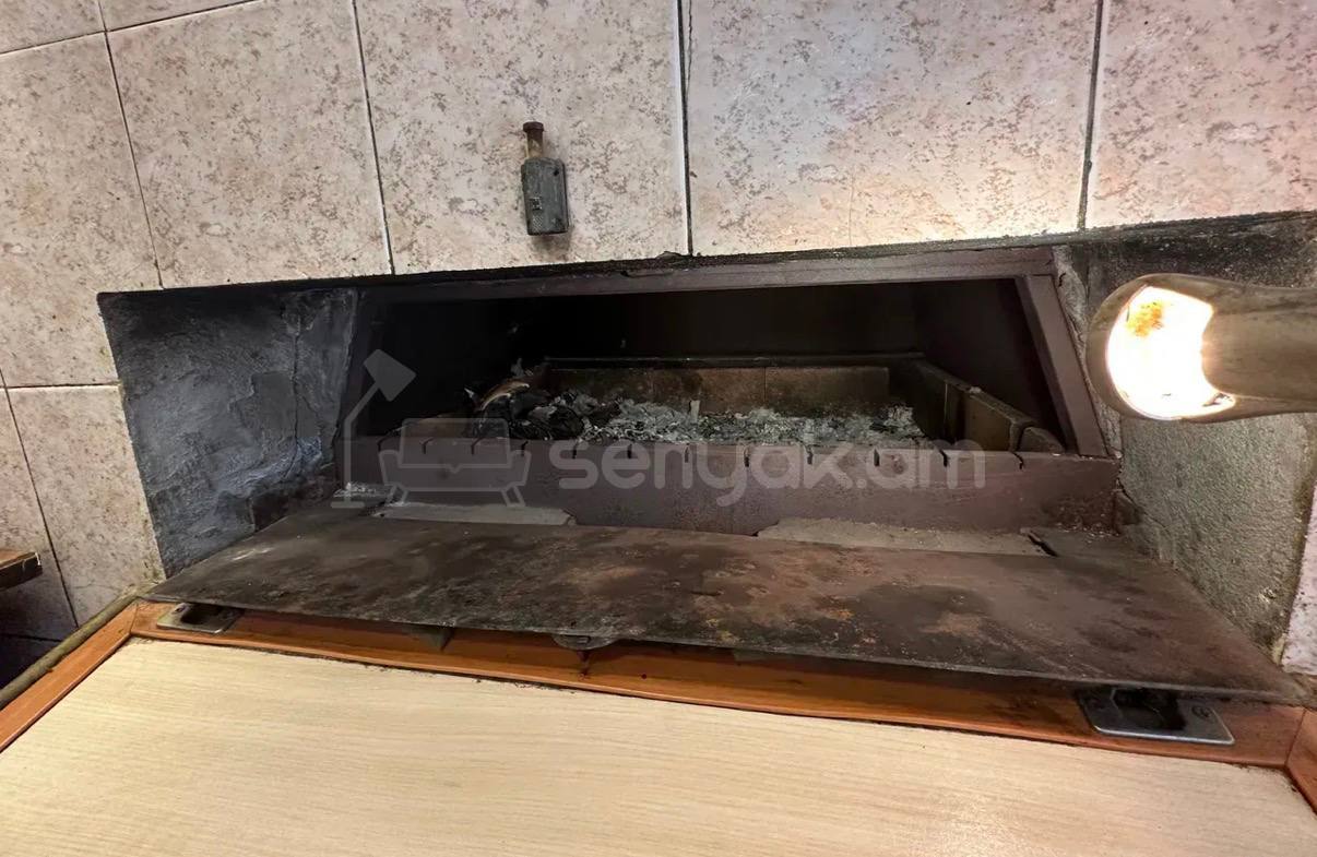 4 Սենյականոց Բնակարան Քարե Շենքում, 73քմ, 4/4 հարկ, Կապիտալ Վերանորոգված