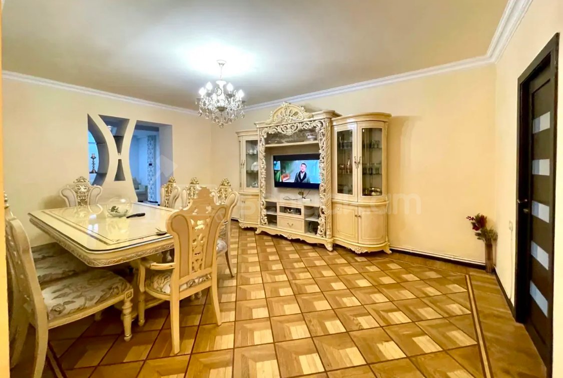 4 Սենյականոց Բնակարան Քարե Շենքում, 110քմ, 3/5 հարկ, Կապիտալ Վերանորոգված, Կահավորված, Արևկող