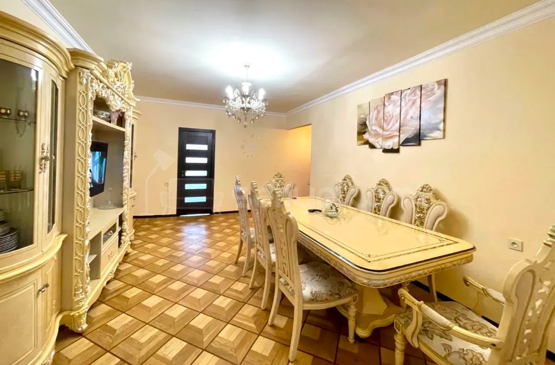 4 Սենյականոց Բնակարան Քարե Շենքում, 110քմ, 3/5 հարկ, Կապիտալ Վերանորոգված, Կահավորված