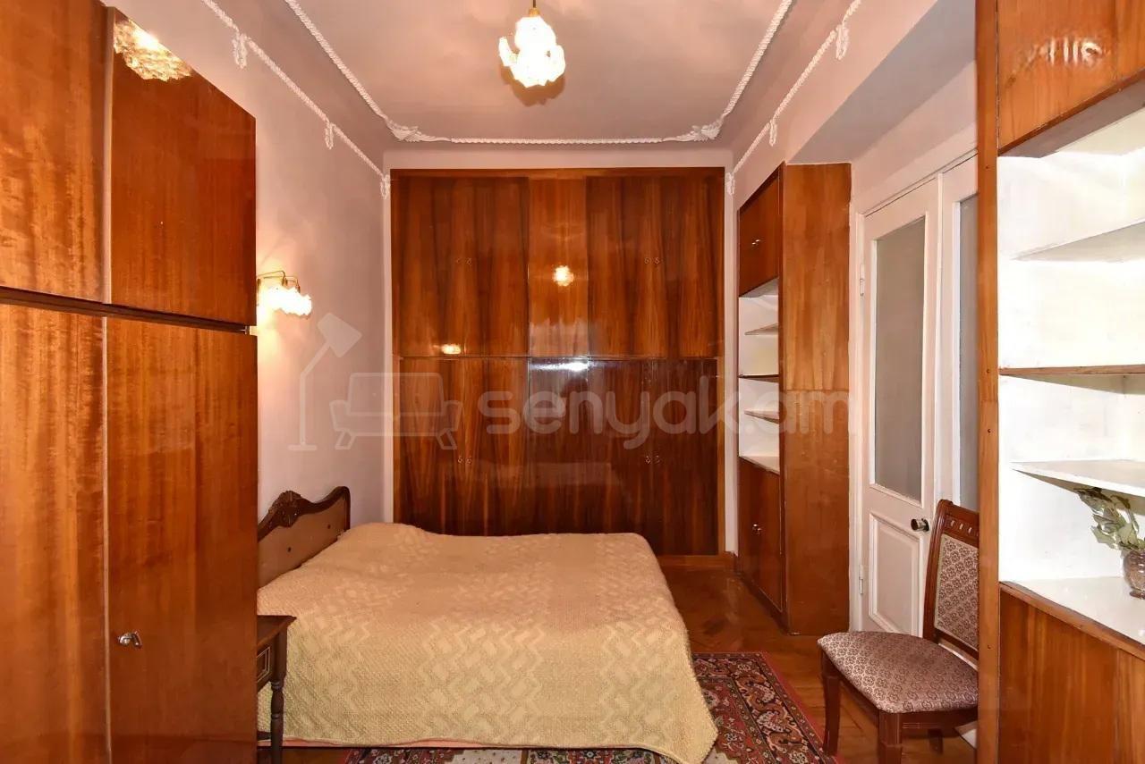 3 Սենյականոց Բնակարան Քարե Շենքում, 86քմ, 2/4 հարկ, Նորմալ Վիճակում