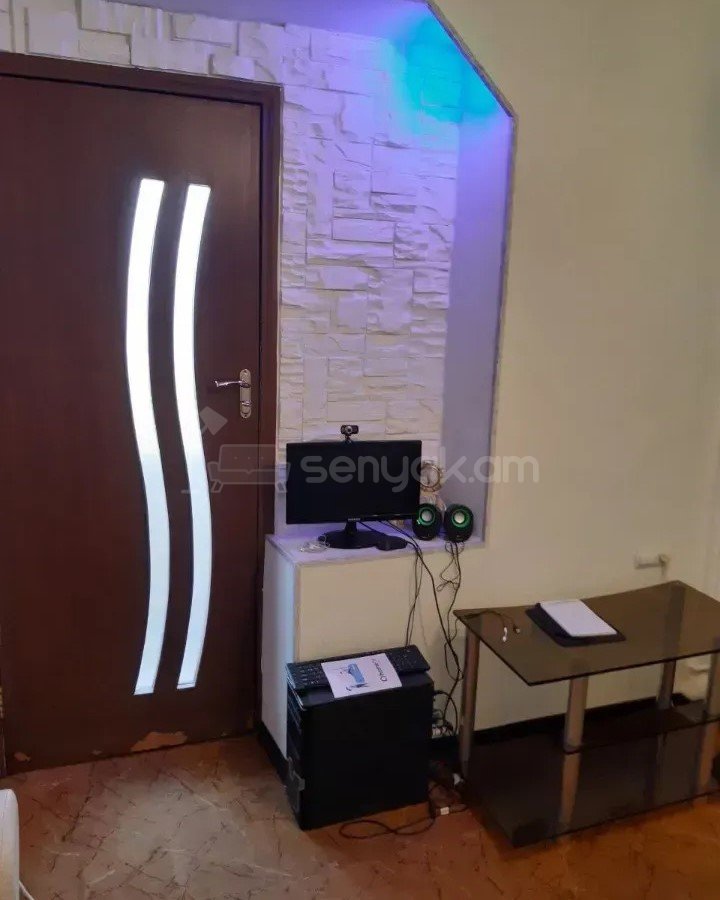 1 Սենյականոց Բնակարան Քարե Շենքում, 30քմ, 5/5 հարկ, Նորմալ Վիճակում