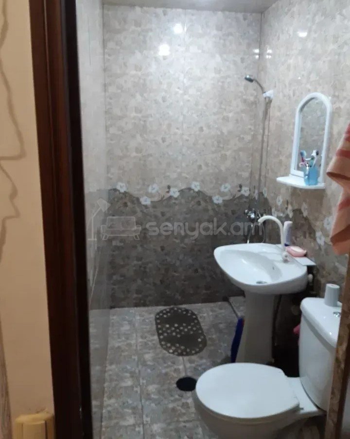 1 Սենյականոց Բնակարան Քարե Շենքում, 30քմ, 5/5 հարկ, Նորմալ Վիճակում