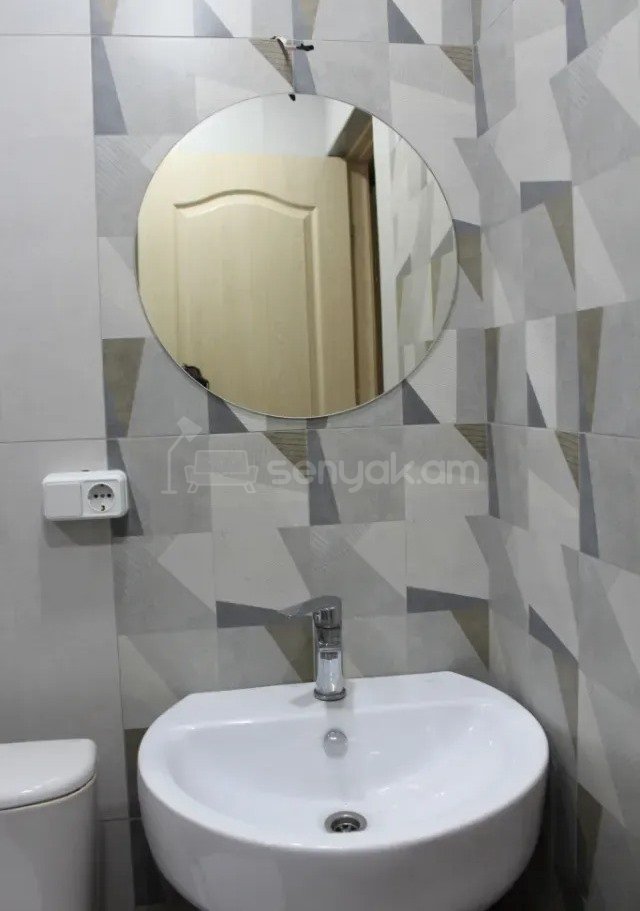 3 Սենյականոց Բնակարան Քարե Շենքում, 58քմ, 4/5 հարկ, Դիզայներական Վերանորոգված
