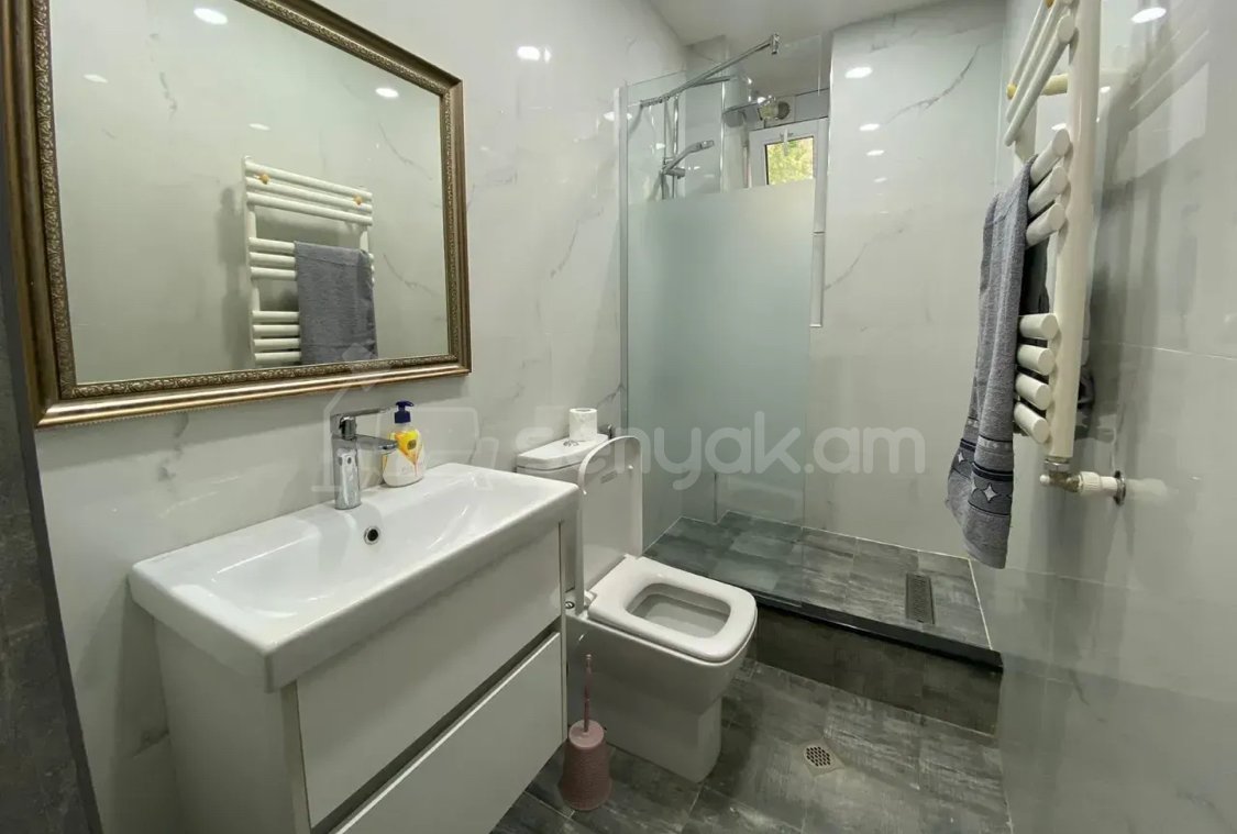 3 Սենյականոց Բնակարան Քարե Շենքում, 83քմ, 3/4 հարկ, Կապիտալ Վերանորոգված, Կահավորված