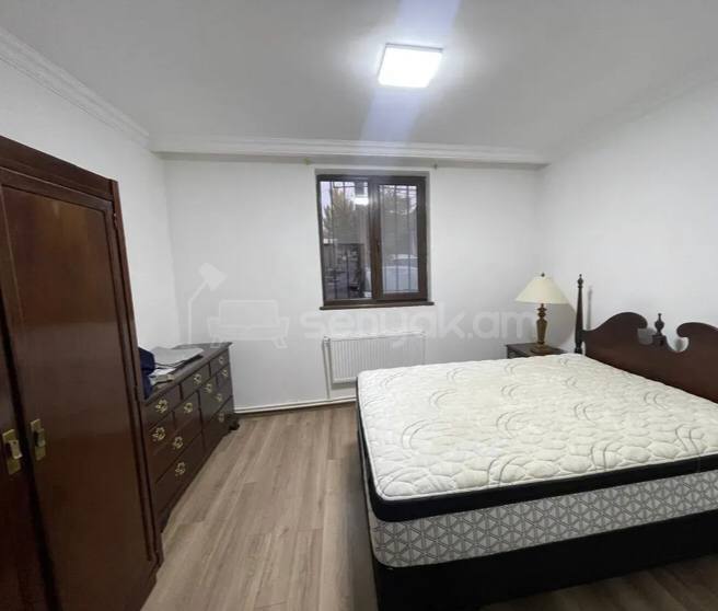 4 Սենյականոց Բնակարան Քարե Շենքում, 110քմ, 1/5 հարկ, Կապիտալ Վերանորոգված, Կահավորված