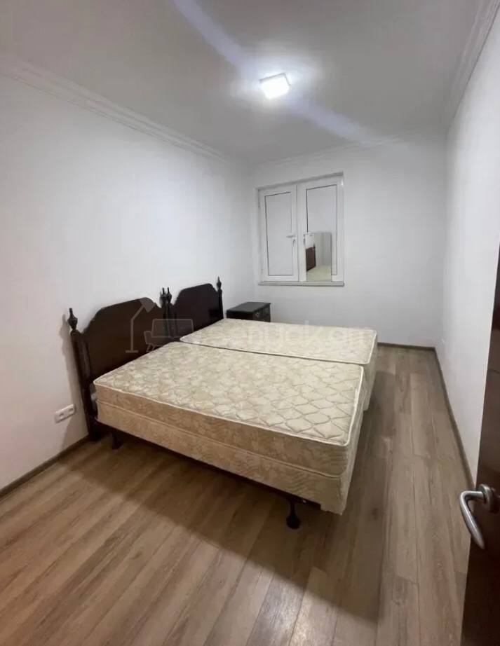 4 Սենյականոց Բնակարան Քարե Շենքում, 110քմ, 1/5 հարկ, Կապիտալ Վերանորոգված, Կահավորված