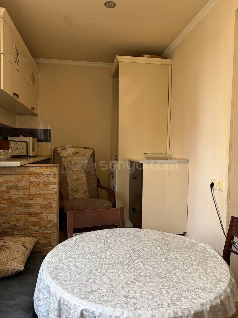 3 Սենյականոց Բնակարան Քարե Շենքում, 60քմ, 3/5 հարկ, Նորմալ Վիճակում