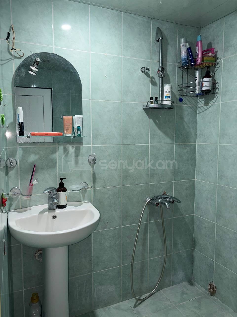 3 Սենյականոց Բնակարան Քարե Շենքում, 60քմ, 3/5 հարկ, Նորմալ Վիճակում