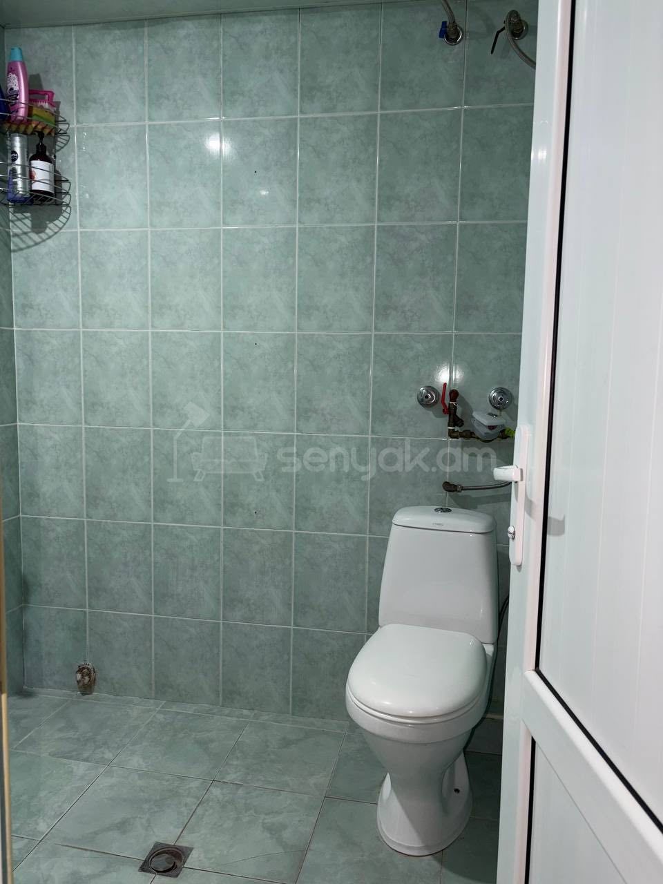 3 Սենյականոց Բնակարան Քարե Շենքում, 60քմ, 3/5 հարկ, Նորմալ Վիճակում