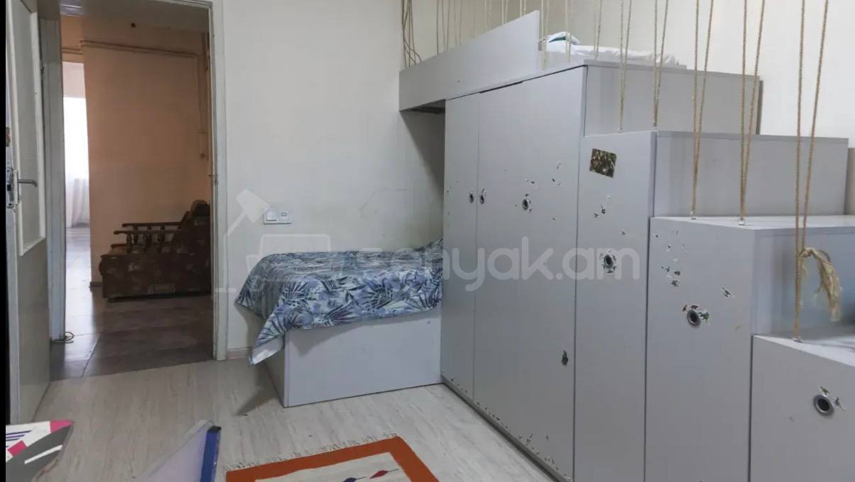 4 Սենյականոց Բնակարան Քարե Շենքում, 93քմ, 4/5 հարկ, Կապիտալ Վերանորոգված