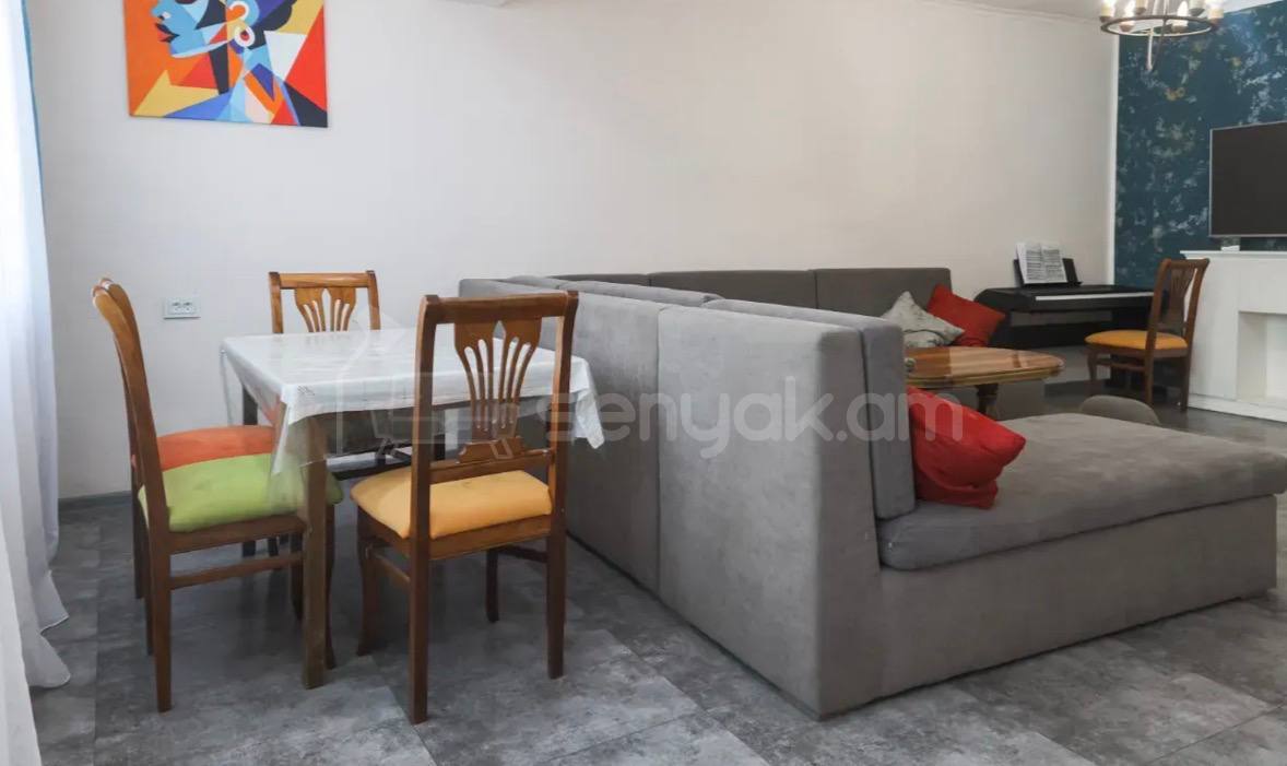 4 Սենյականոց Բնակարան Քարե Շենքում, 93քմ, 4/5 հարկ, Կապիտալ Վերանորոգված