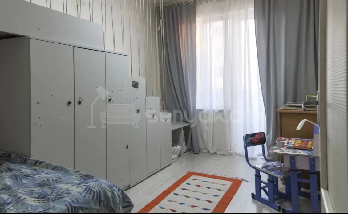 4 Սենյականոց Բնակարան Քարե Շենքում, 93քմ, 4/5 հարկ, Կապիտալ Վերանորոգված