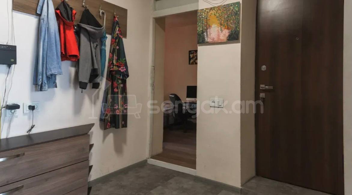 4 Սենյականոց Բնակարան Քարե Շենքում, 93քմ, 4/5 հարկ, Կապիտալ Վերանորոգված