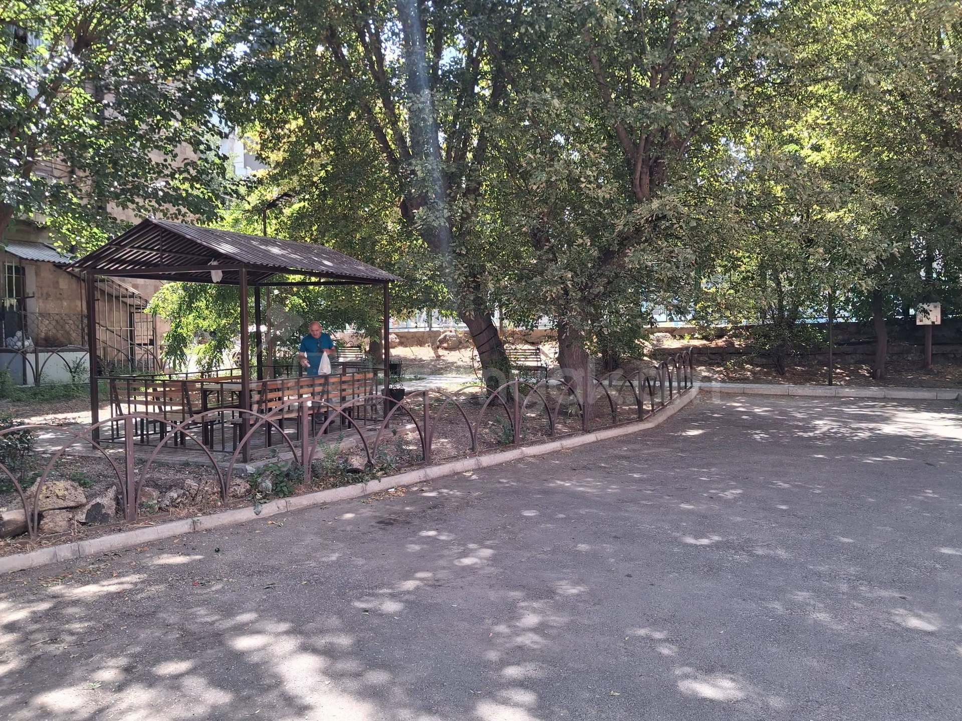 4 Սենյականոց Բնակարան Քարե Շենքում, 98քմ, 5/5 հարկ, Նորմալ Վիճակում