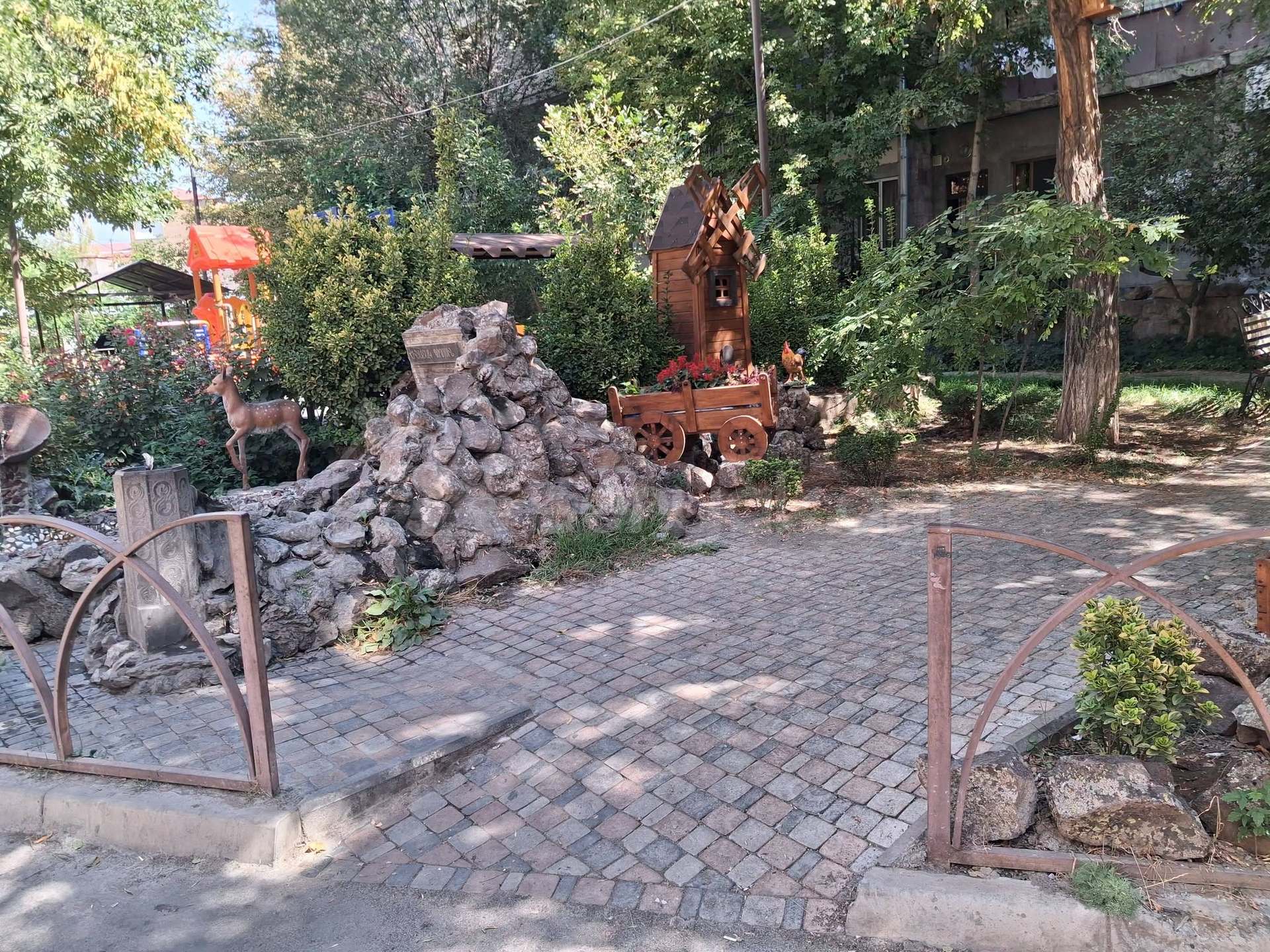 4 Սենյականոց Բնակարան Քարե Շենքում, 98քմ, 5/5 հարկ, Նորմալ Վիճակում