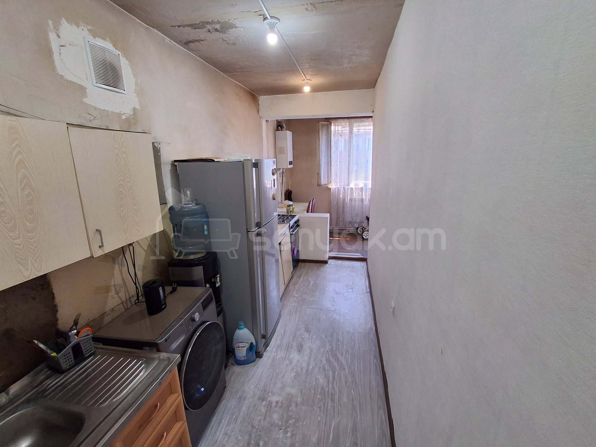 4 Սենյականոց Բնակարան Քարե Շենքում, 98քմ, 5/5 հարկ, Նորմալ Վիճակում